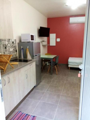 Studio avec terrasse et wifi a Le Gosier a 2 km de la plage